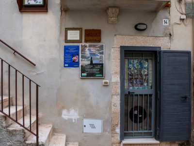 Damiano ci mostra ora un luogo ancora pi� intimo. Si trova esattamente al di sotto della stanza in cui siamo appena stati, ma per raggiungerlo usciamo all�esterno e facciamo il giro dell�isolato. Arriviamo cos� a una stretta porta in ferro... 